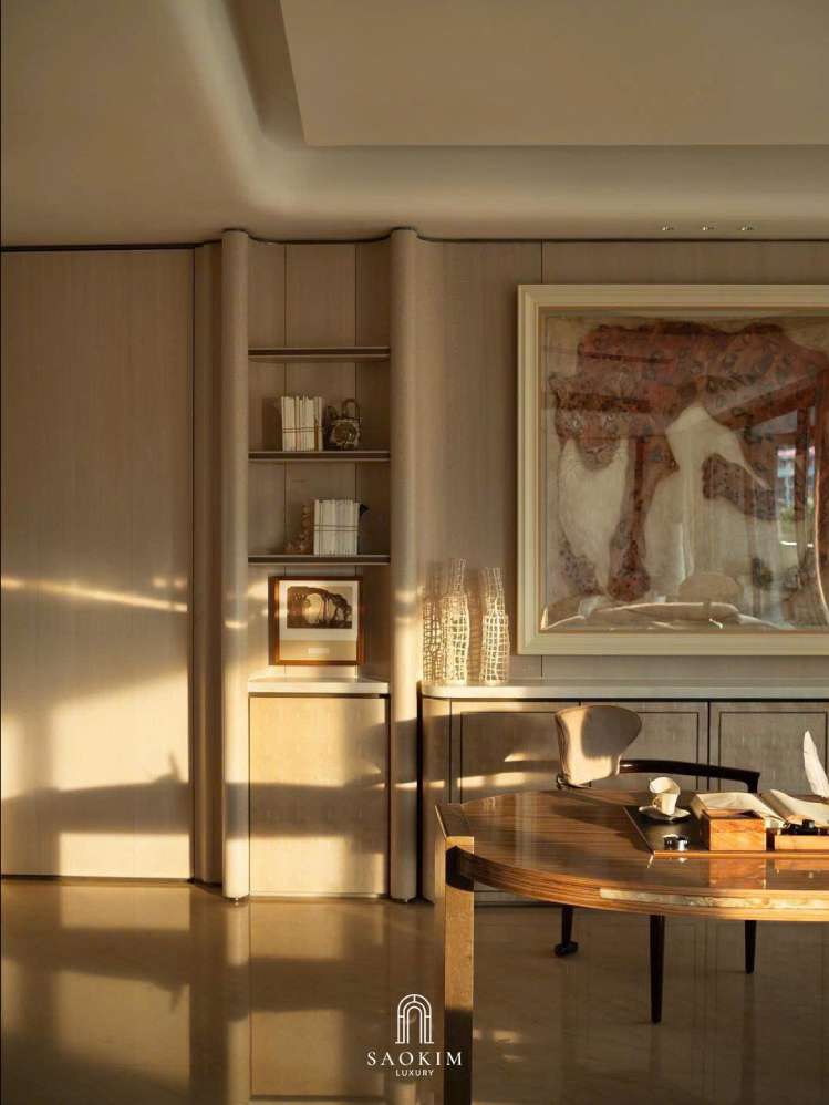 Thiết kế nội thất góc làm việc phong cách Contemporary Quiet Luxury tạo cảm giác sang trọng nhờ chất liệu gỗ, gam màu trung tính và đường nét tinh gọn.